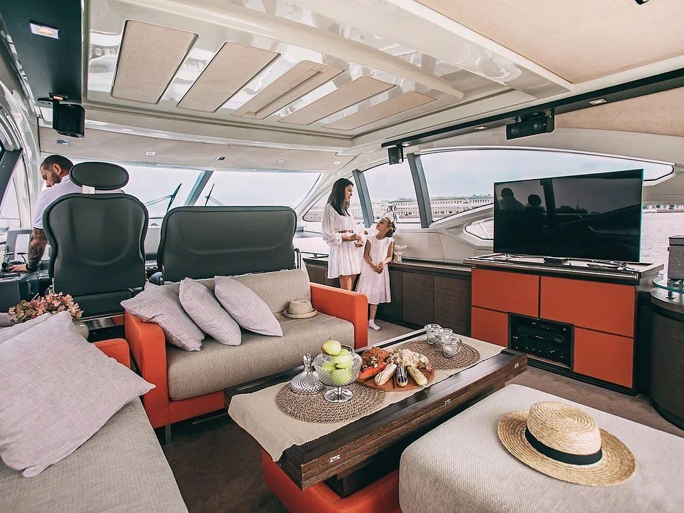 Яхта «Azimut 62» выходит в Неву — аренда с нашим капитаном