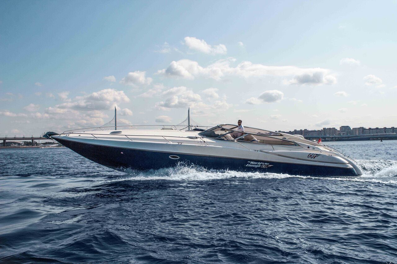Наш катер «Сансикер Sunseeker 48» у собственного причала в Санкт-Петербурге