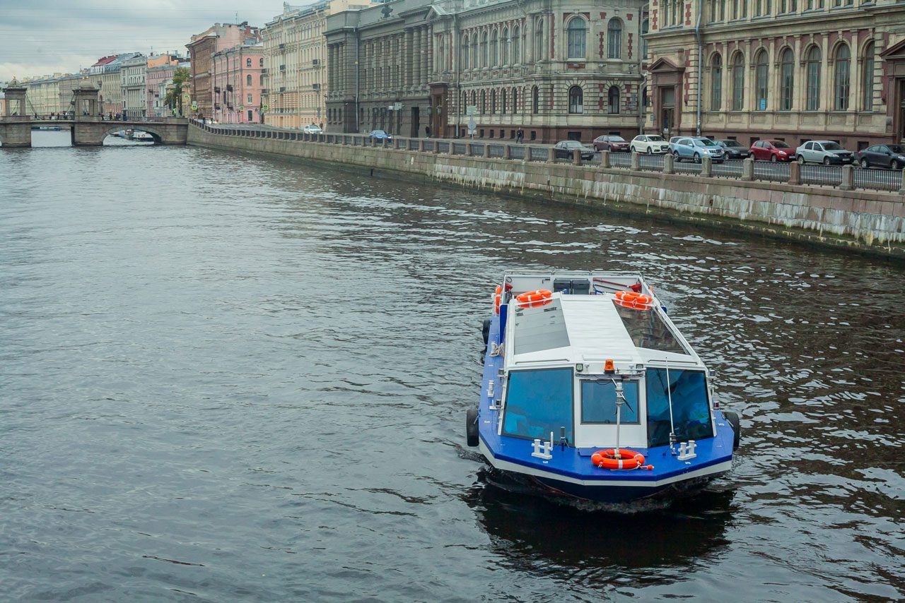 Посадка гостей на теплоход «Афродита» — причал в центре Петербурга — фото 16