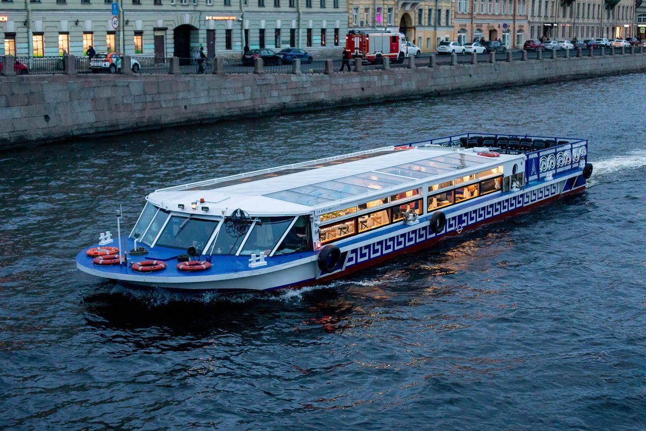 Посадка гостей на теплоход «Аполлон» — причал в центре Петербурга — фото 16