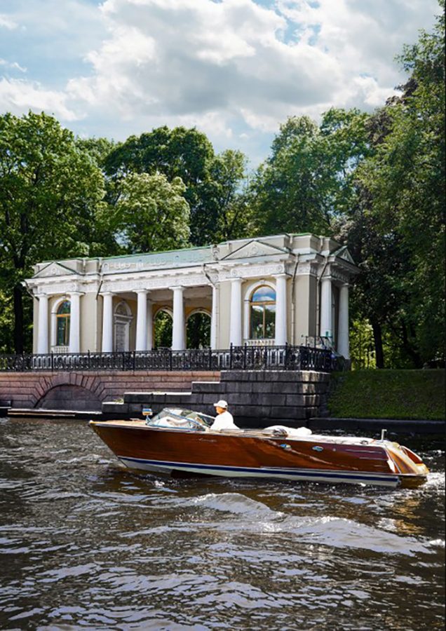 Катер «Санремо» вечером у набережной — бронирование напрямую