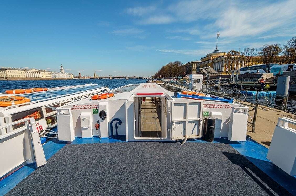 Теплоход «Тамерлан» вечером у набережной — бронирование напрямую
