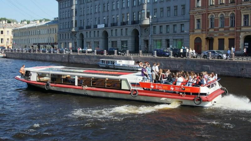 Посадка гостей на теплоход «Маргарита» — причал в центре Петербурга — фото 16