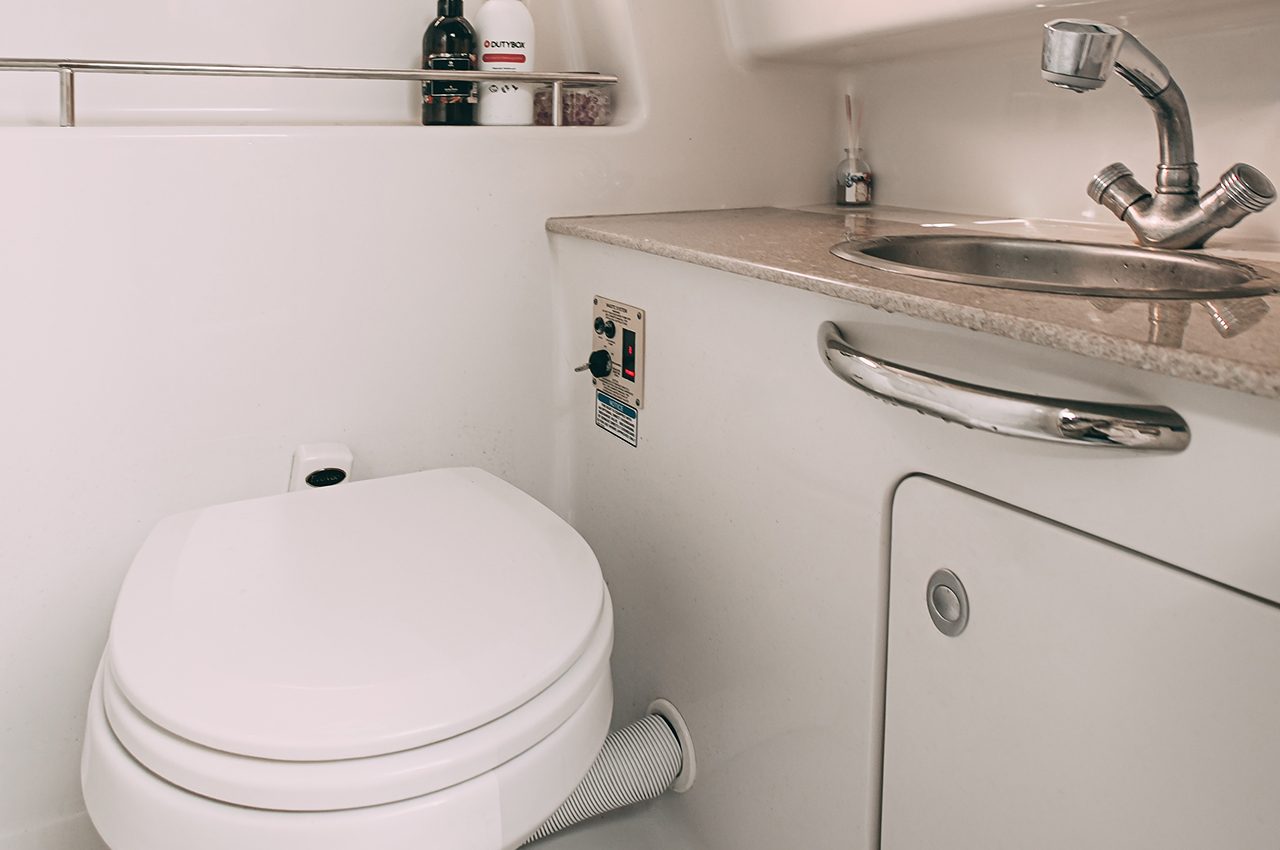 Открытая палуба катера «Ловать» — егокатер