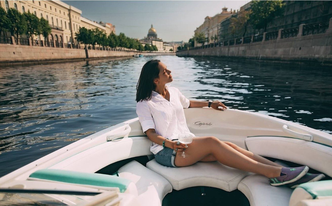 Катер «Дольче Вита» под разводными мостами Петербурга