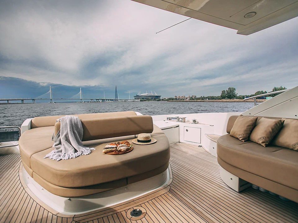 Посадка гостей на яхту «Azimut 62» — причал в центре Петербурга
