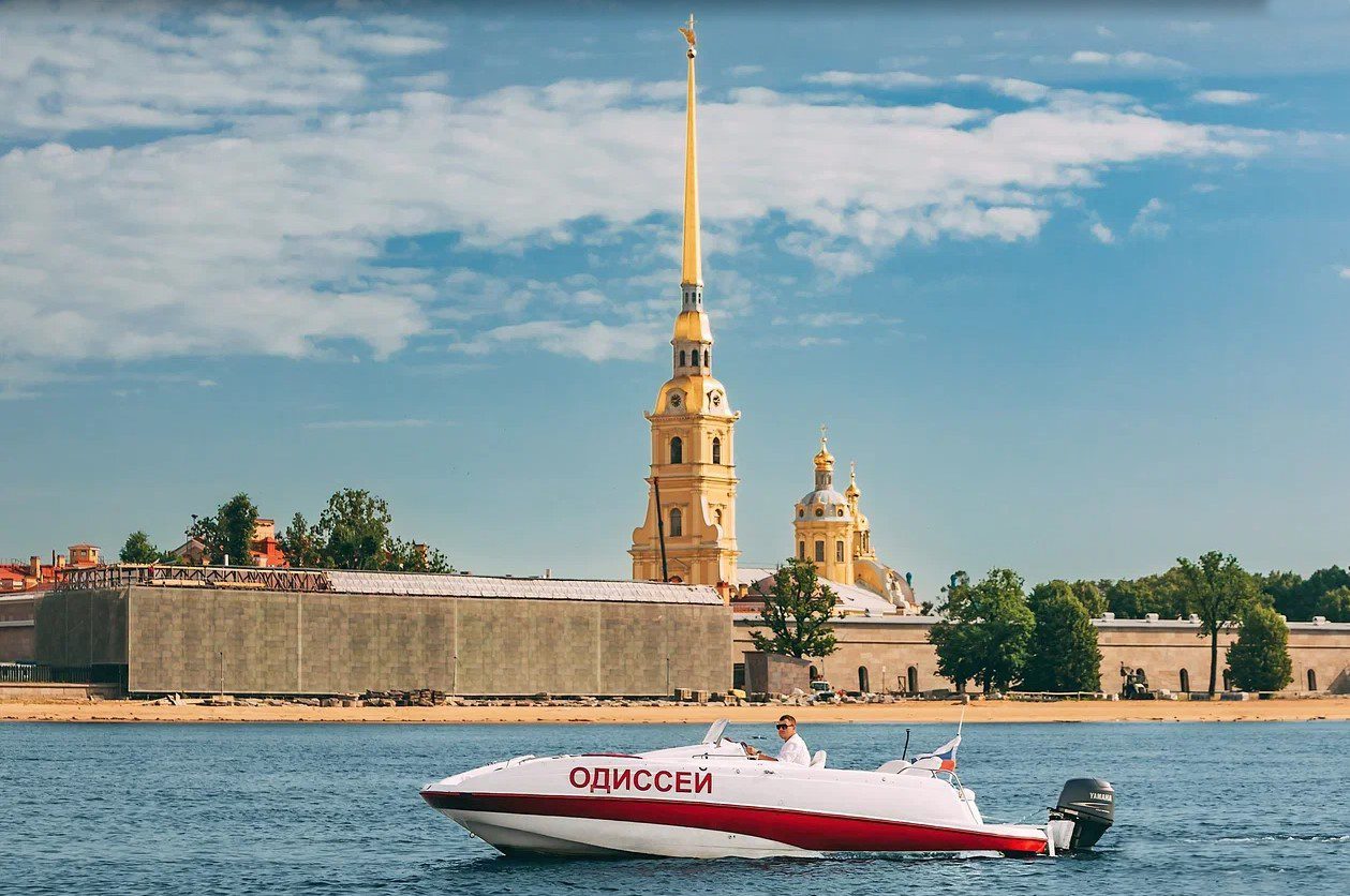 Посадка гостей на катер «Одиссей» — причал в центре Петербурга — фото 16