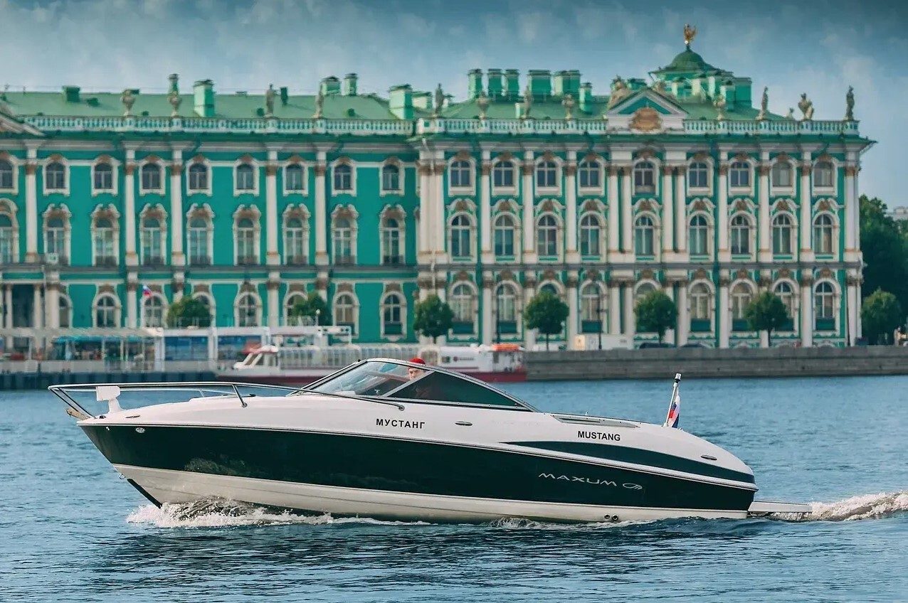 Катер «Мустанг» — салон и оснащение, аренда напрямую — фото 15