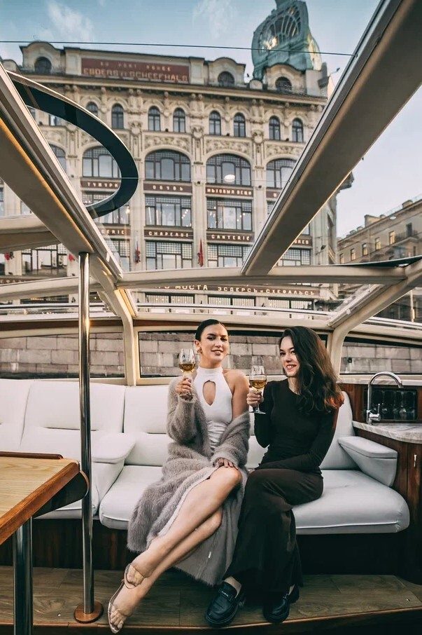 Яхта «Ялта» под разводными мостами Петербурга