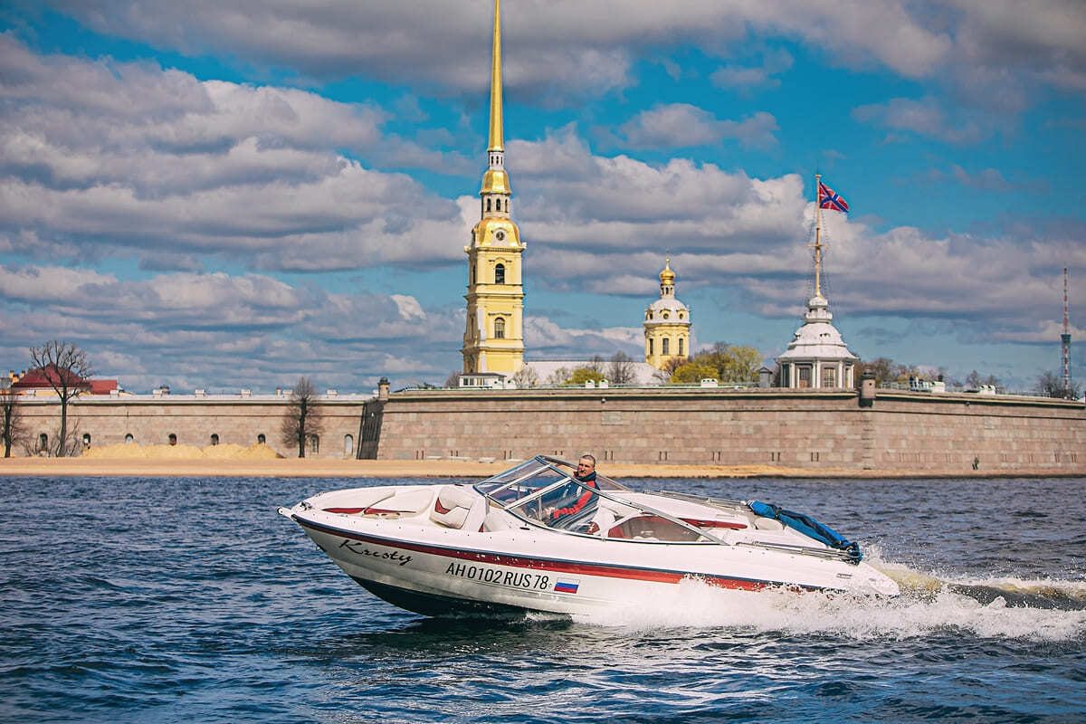 Посадка гостей на катер «Кристи» — причал в центре Петербурга
