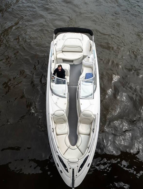 Каюта катера «Монтерей (Monterey) 298 SS» — оснащение для гостей