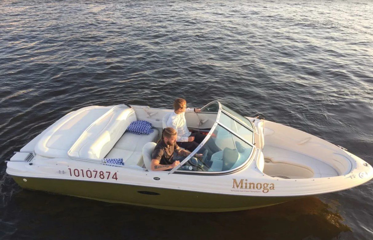Катер «Минога» под разводными мостами Петербурга