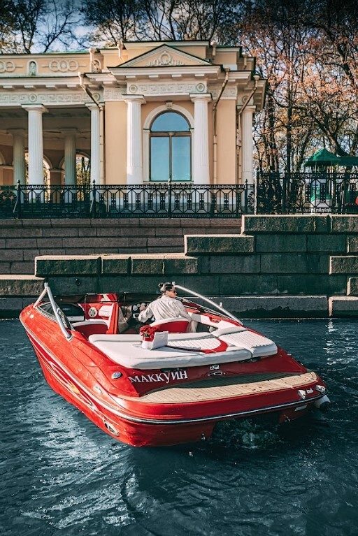 Посадка гостей на катер «Маккуин» — причал в центре Петербурга