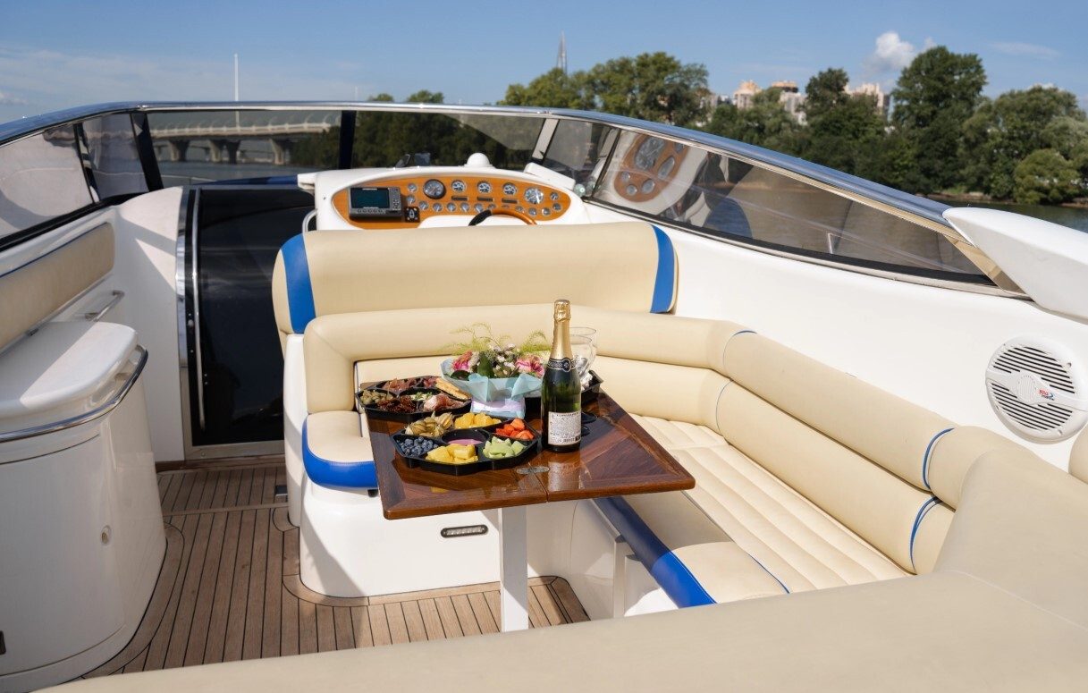 Наш катер «Сансикер Sunseeker 48» — вид с причала перед рейсом