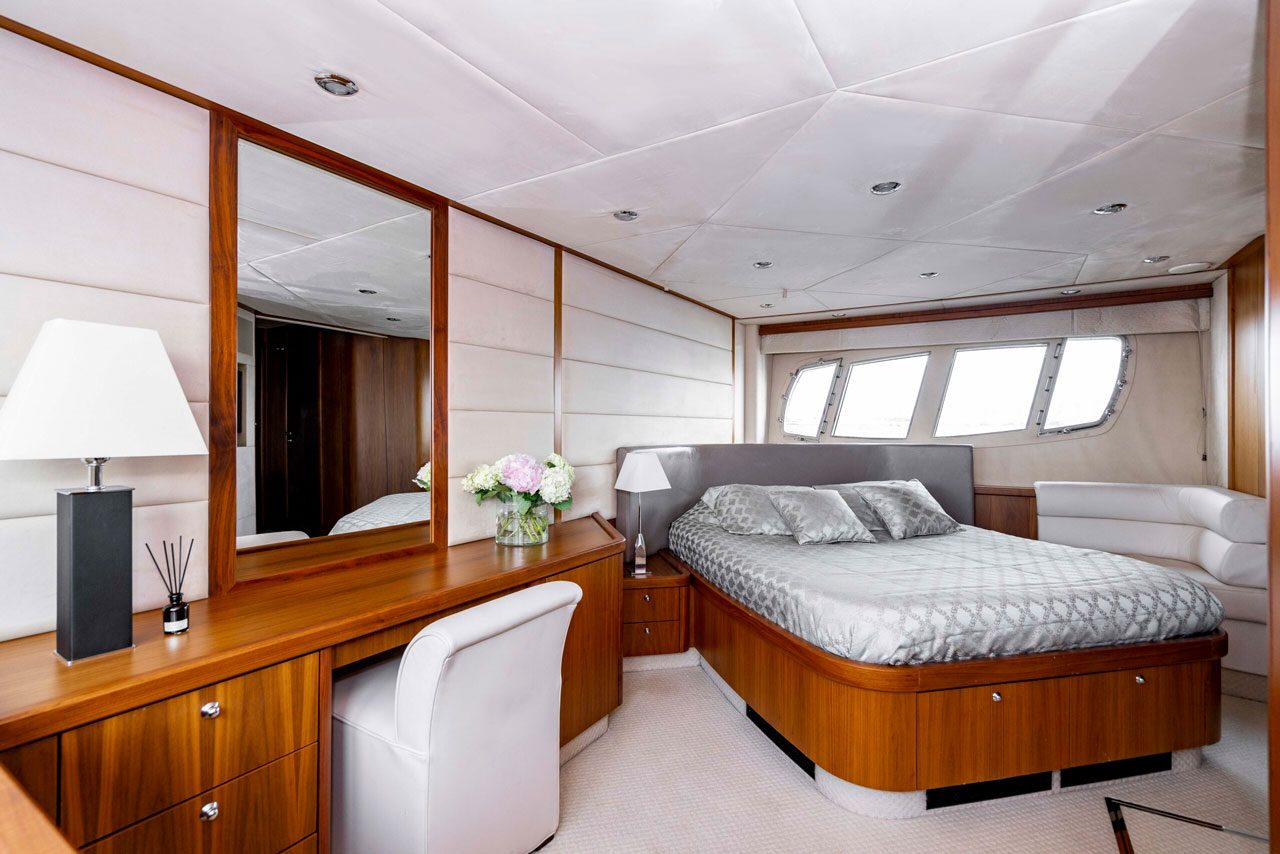 Яхта «Sunseeker Pallada 70» нашей компании — аренда от судовладельца в СПб — фото 13