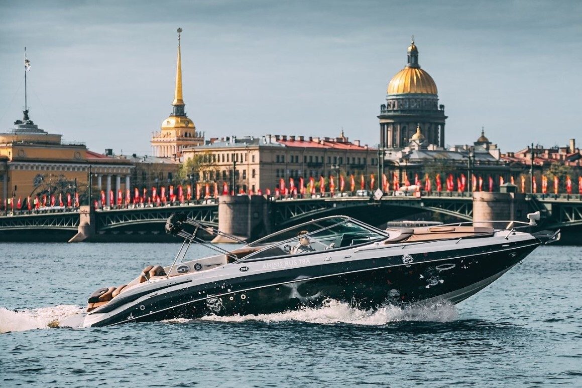Катер «Бикини Босс / Bikini Boss» — салон и оснащение, аренда напрямую