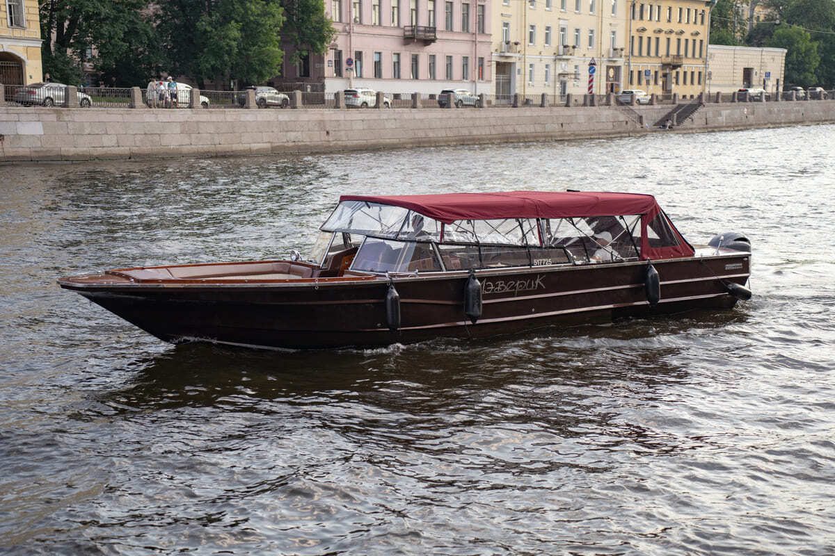Посадка гостей на катер «Мэверик» — причал в центре Петербурга — фото 16