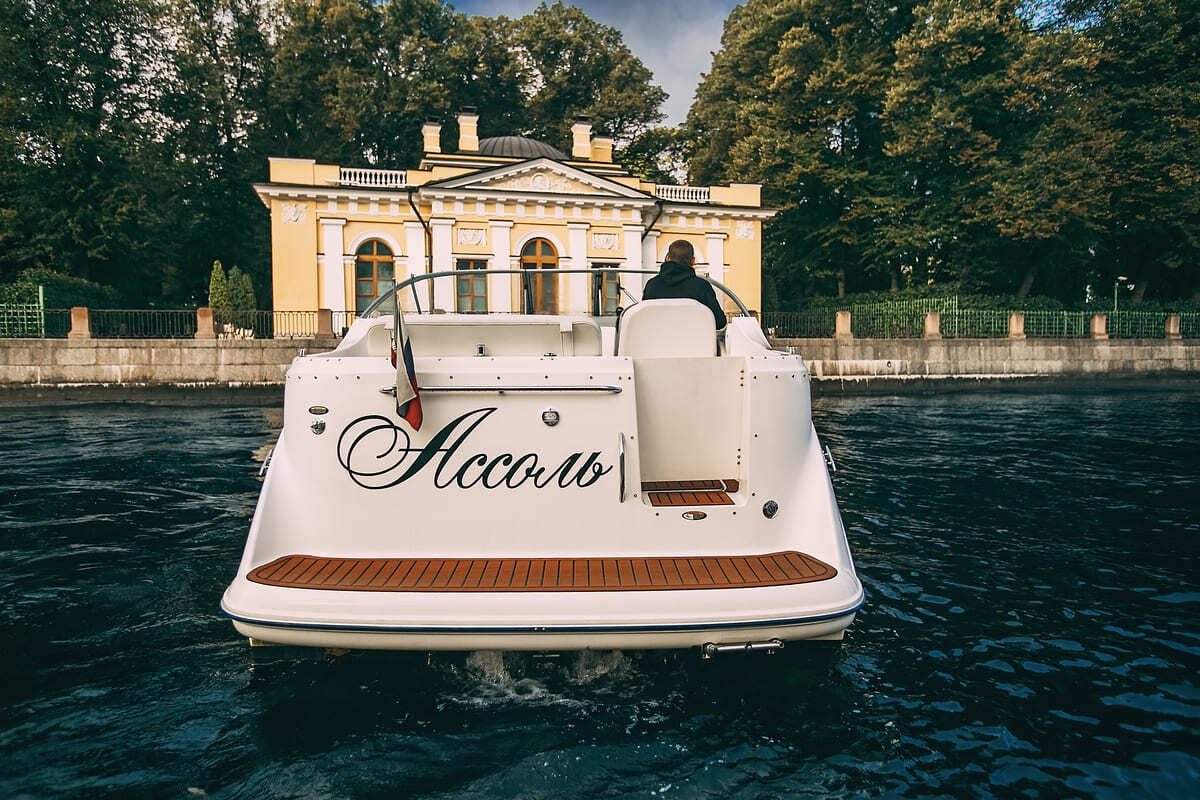 Наш катер «Ассоль» у собственного причала в Санкт-Петербурге — фото 14