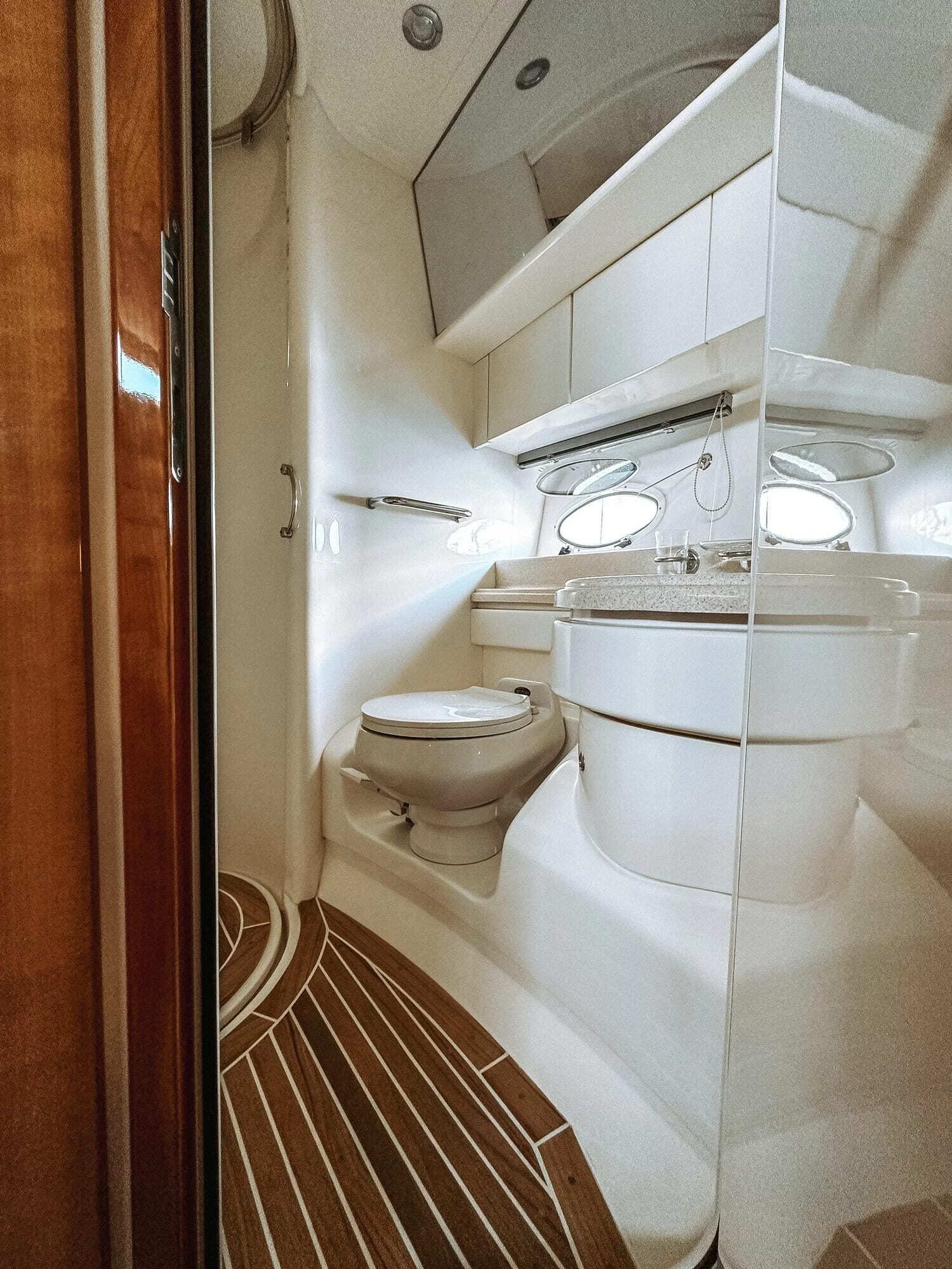 Яхта «Азимут 46 / Azimut 46» — салон и оснащение, аренда напрямую — фото 15