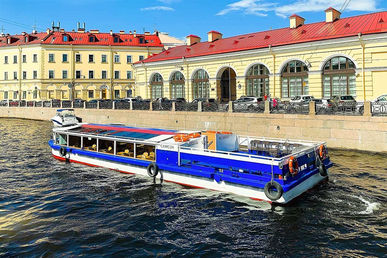 Посадка гостей на теплоход «Самсон» — причал в центре Петербурга — фото 16