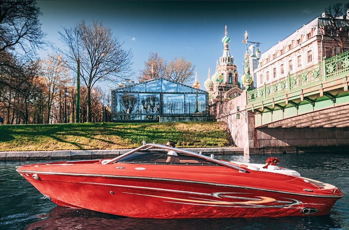 Посадка гостей на катер «Маккуин» — причал в центре Петербурга — фото 16