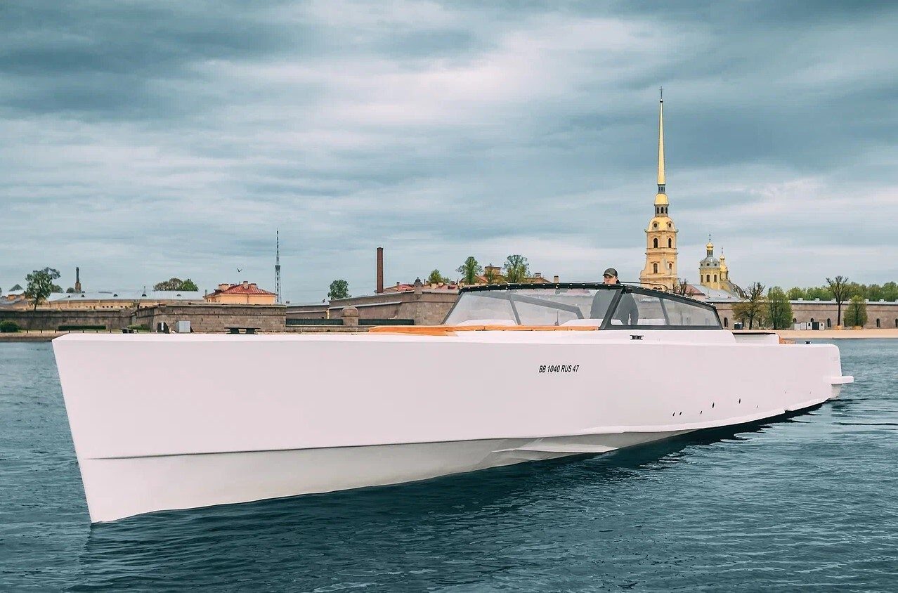 Посадка гостей на яхту «Клаудберри / Морошка» — причал в центре Петербурга