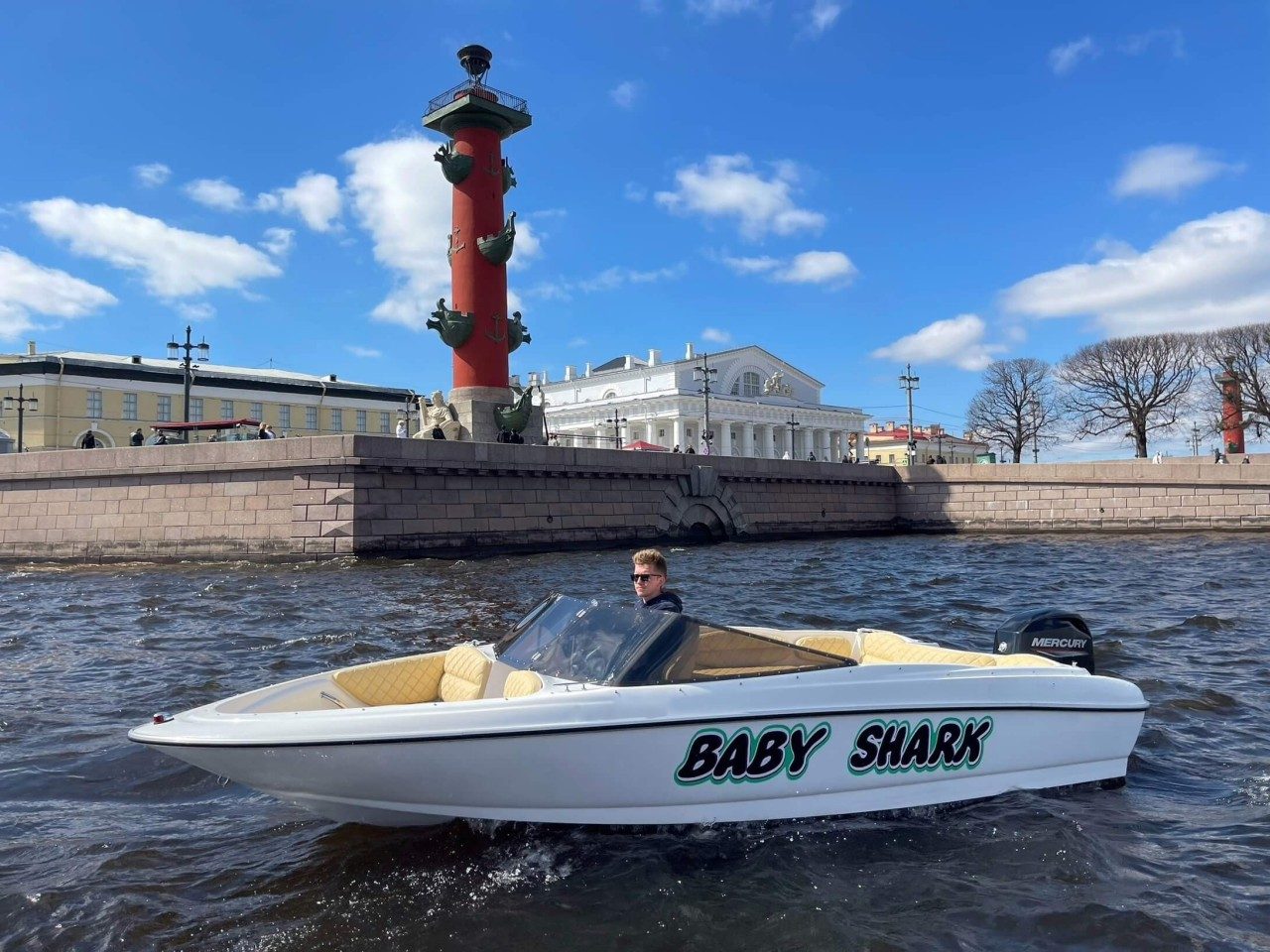 Наш катер «Бейби шарк / Baby Shark» у собственного причала в Санкт-Петербурге