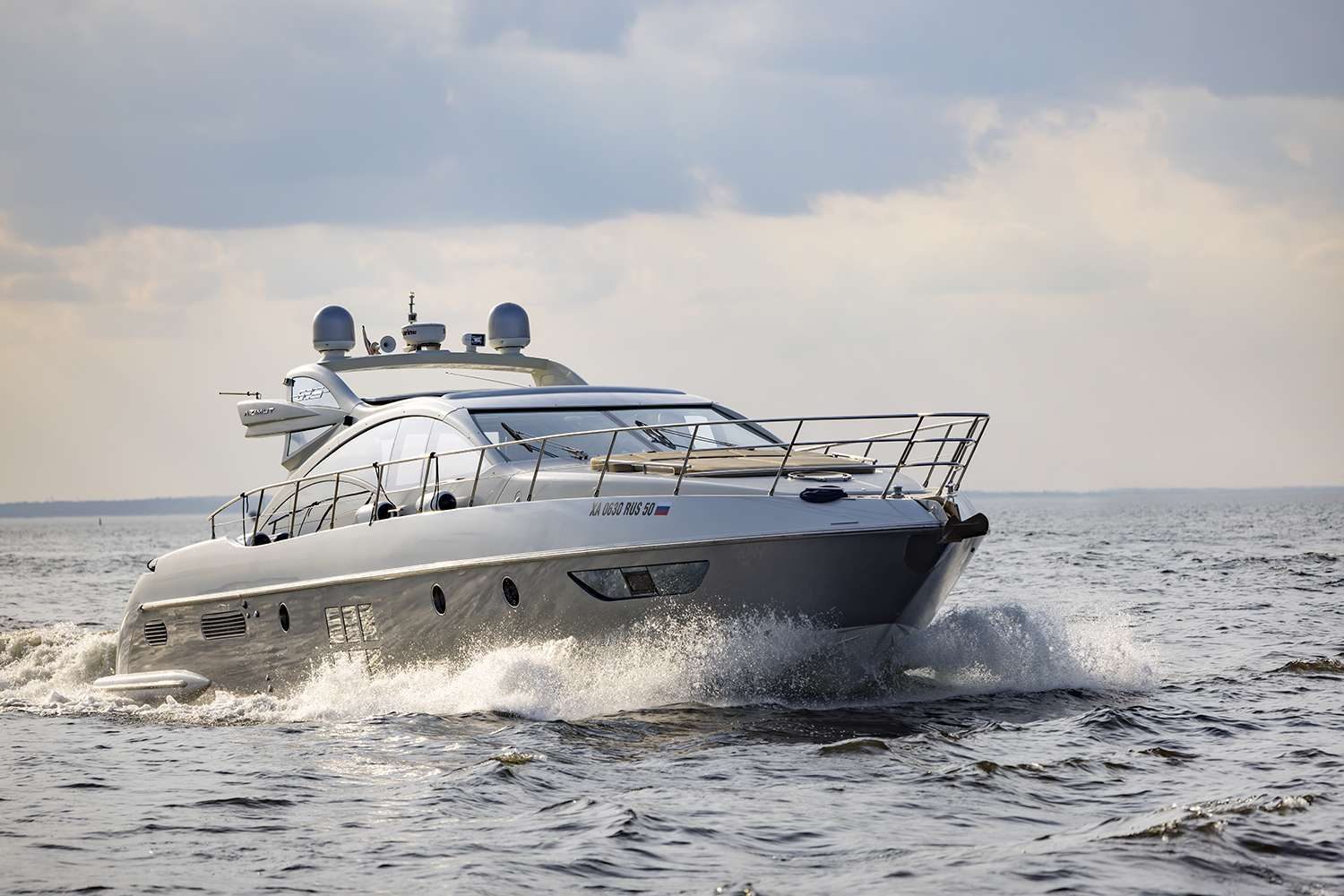 Посадка гостей на яхту «Azimut 62» — причал в центре Петербурга — фото 16