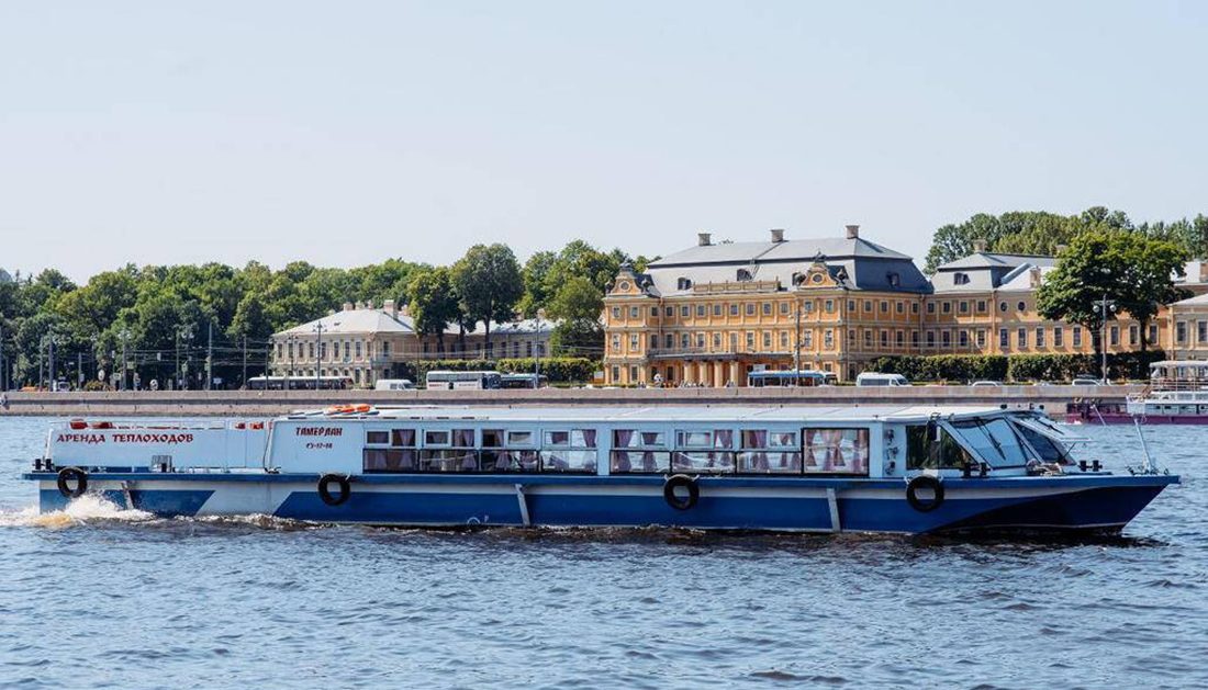 Посадка гостей на теплоход «Тамерлан» — причал в центре Петербурга