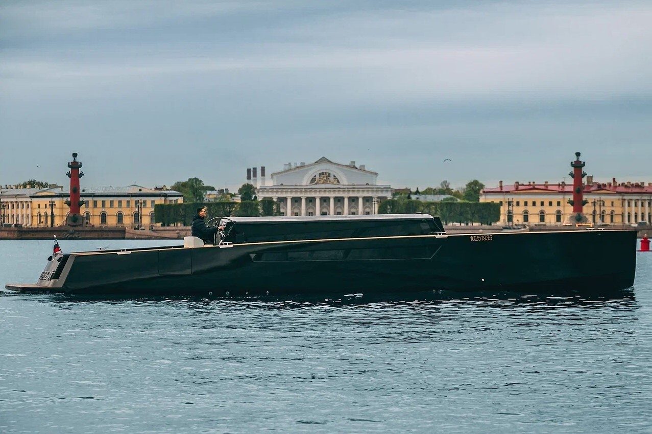 Посадка гостей на катер «Первый» — причал в центре Петербурга