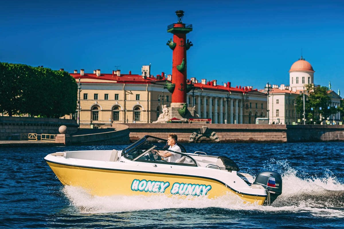 Наш катер «Хани Банни / Honey Bunny» у собственного причала в Санкт-Петербурге — фото 14