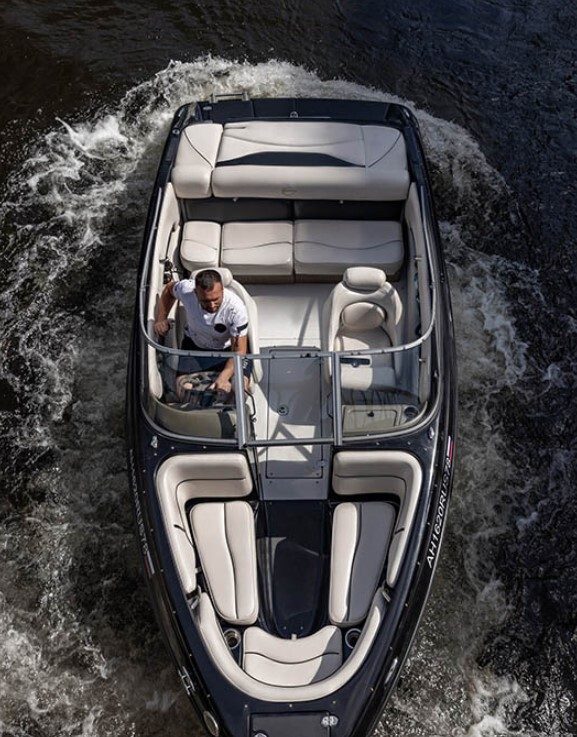Катер «Черный (Crownline 190 Black)» выходит в Неву — аренда с нашим капитаном