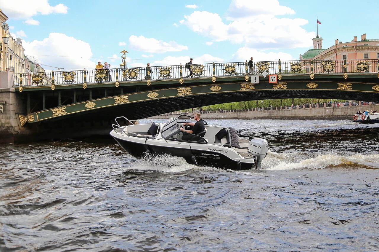 Посадка гостей на катер «Птичка» — причал в центре Петербурга