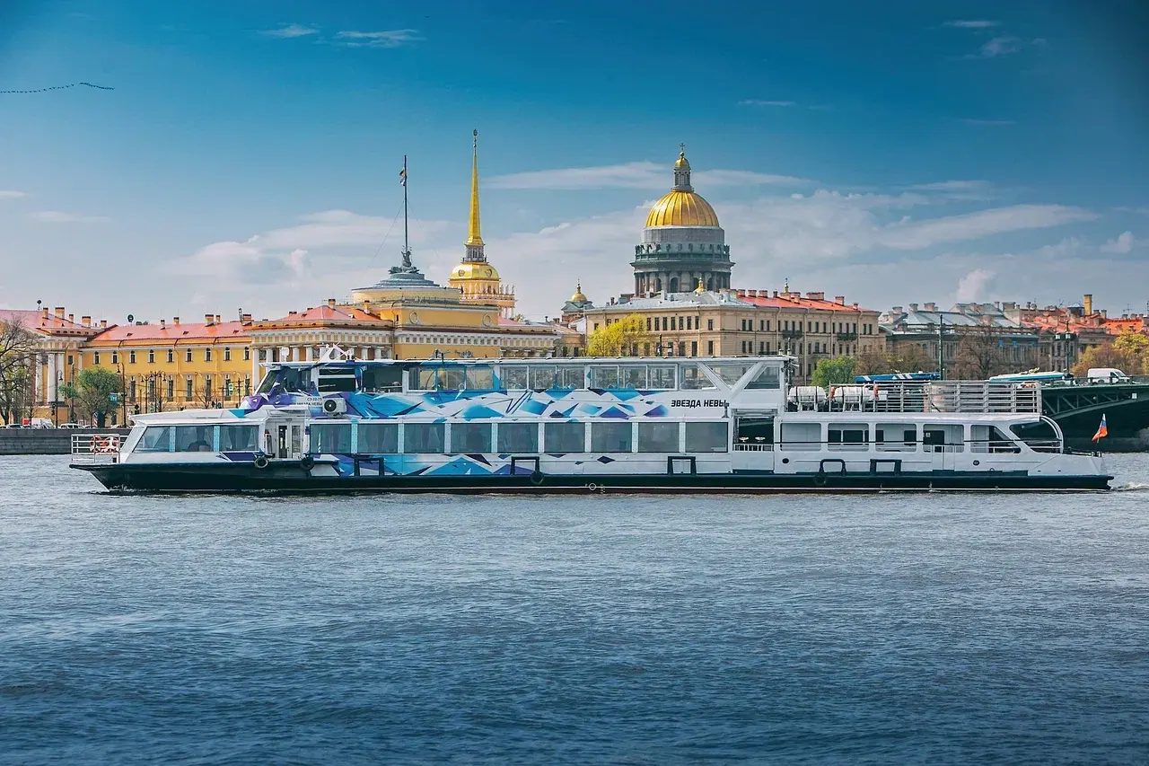 Наш теплоход «Звезда Невы» у собственного причала в Санкт-Петербурге