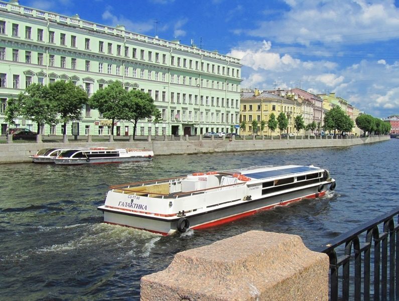 Посадка гостей на теплоход «Галактика» — причал в центре Петербурга — фото 16