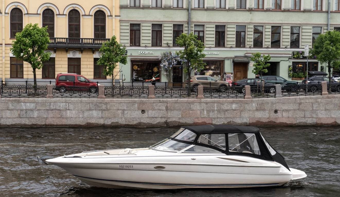 Катер «Монтерей (Monterey) 298 SS» вечером у набережной — бронирование напрямую
