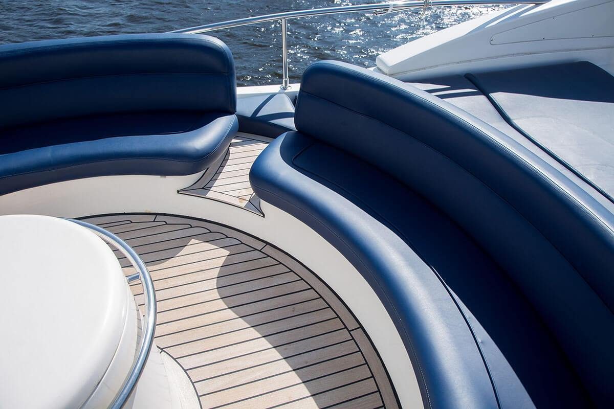 Яхта «Азимут 46 / Azimut 46» — салон и оснащение, аренда напрямую