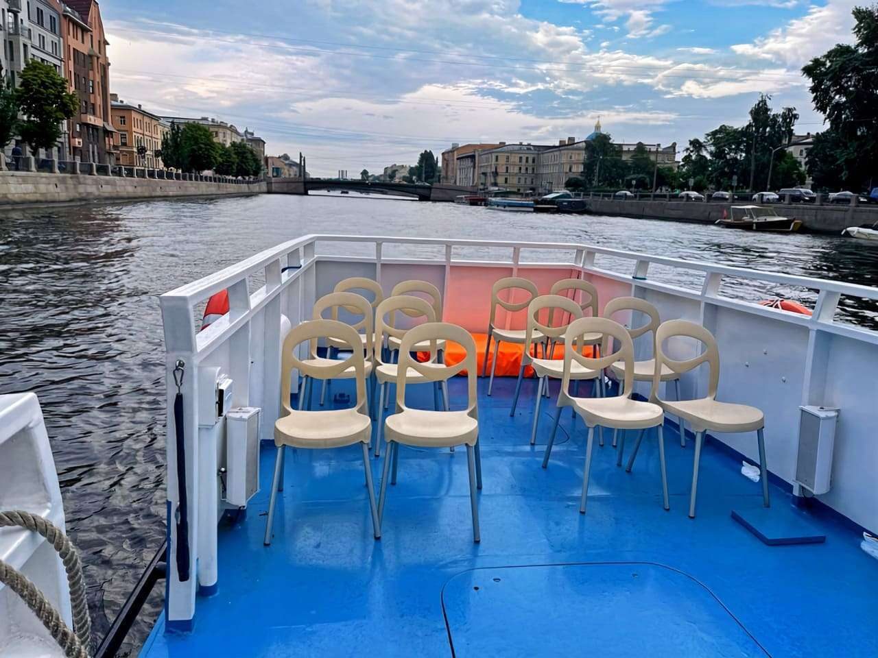 Посадка гостей на теплоход «Яшма» — причал в центре Петербурга