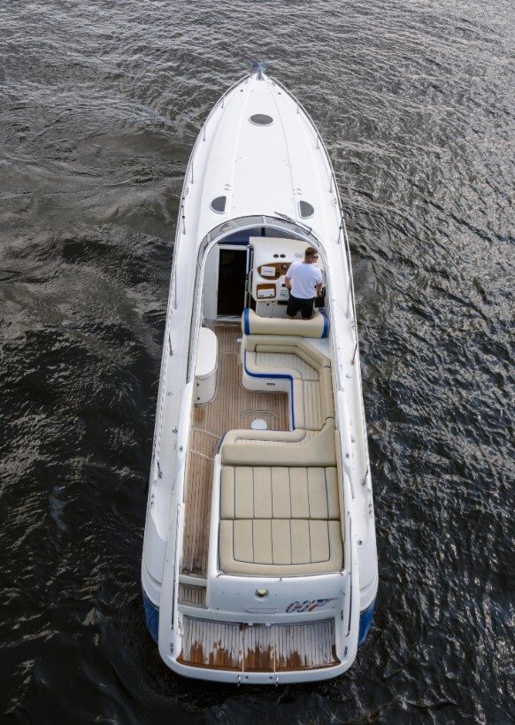 Наш катер «Сансикер Sunseeker 48» у собственного причала в Санкт-Петербурге — фото 14