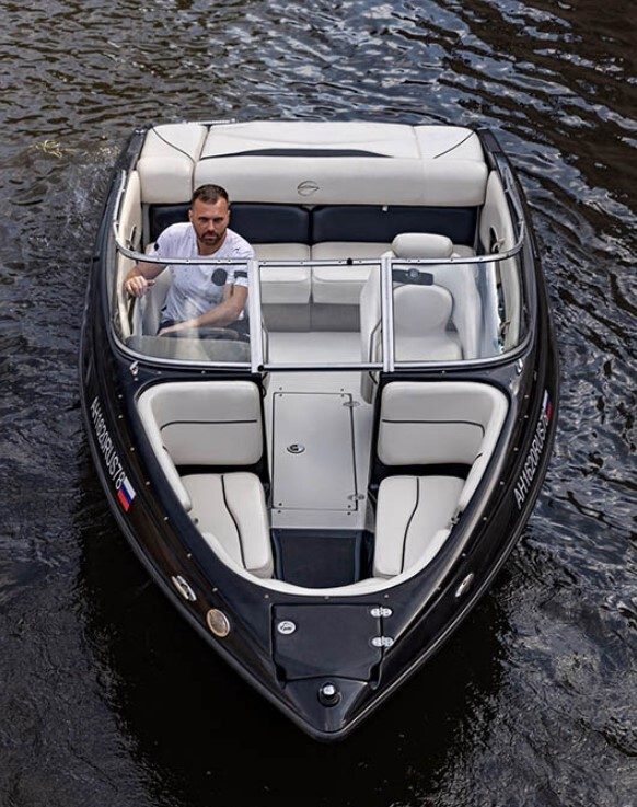 Катер «Черный (Crownline 190 Black)» — салон и оснащение, аренда напрямую — фото 15