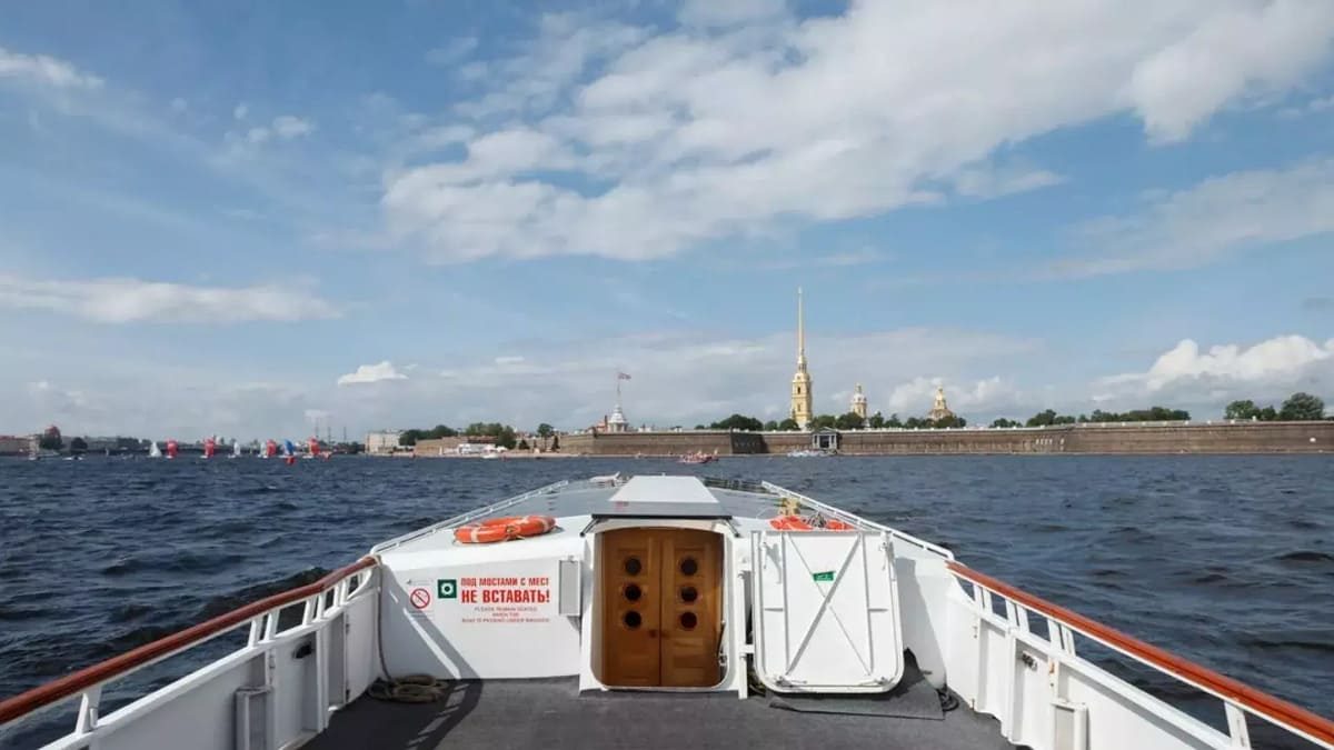 Посадка гостей на теплоход «Галактика» — причал в центре Петербурга