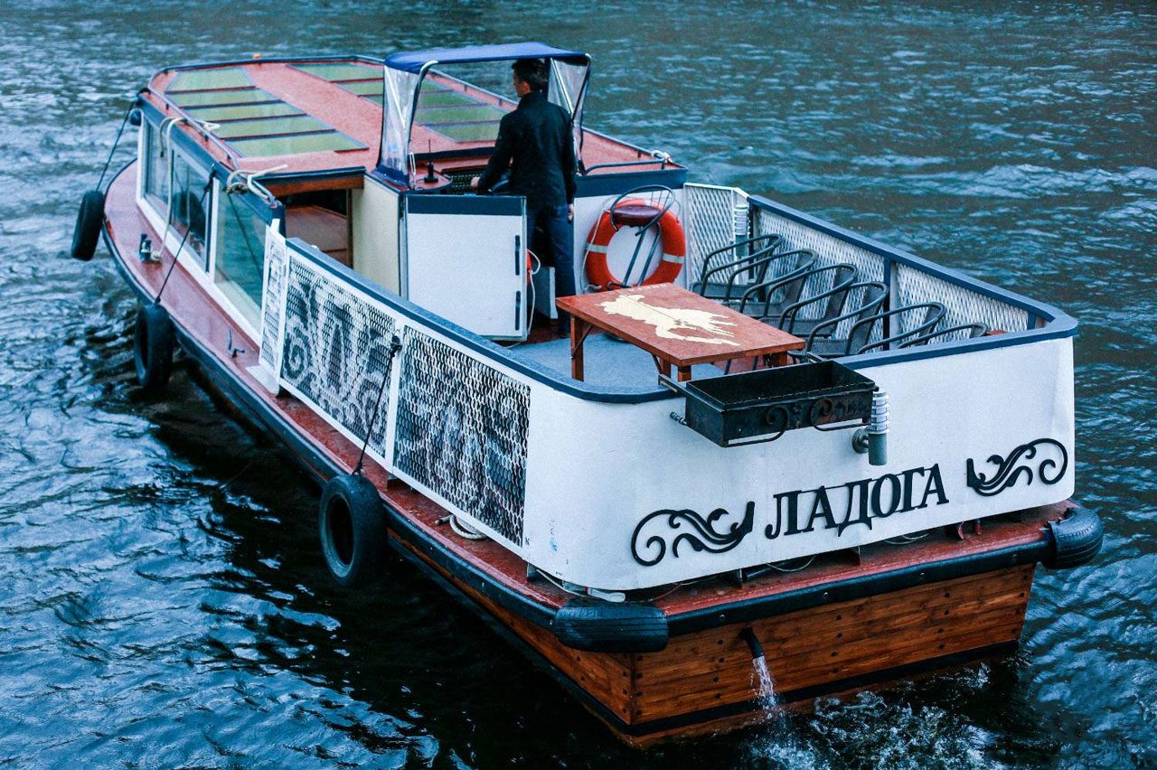 Посадка гостей на теплоход «Ладога» — причал в центре Петербурга — фото 16