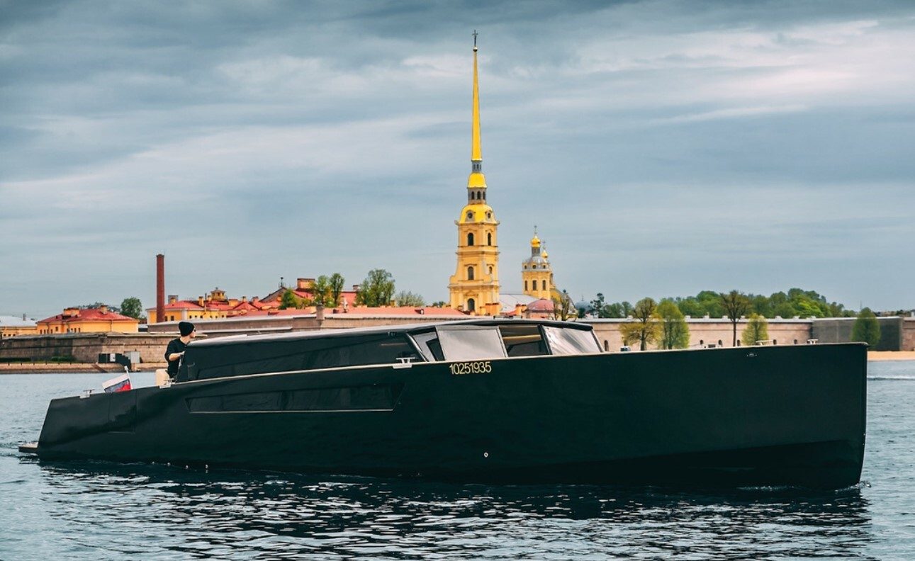 Открытая палуба катера «Первый» — егокатер