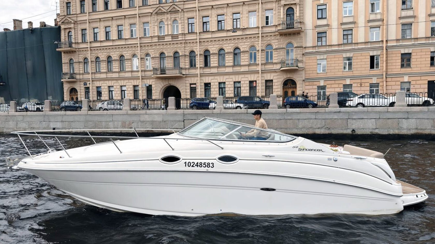 Посадка гостей на катер «Бутч» — причал в центре Петербурга