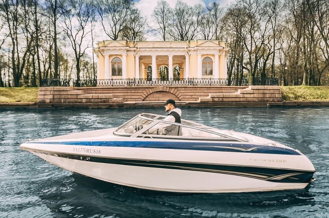 Открытая палуба катера «Серенити» — егокатер