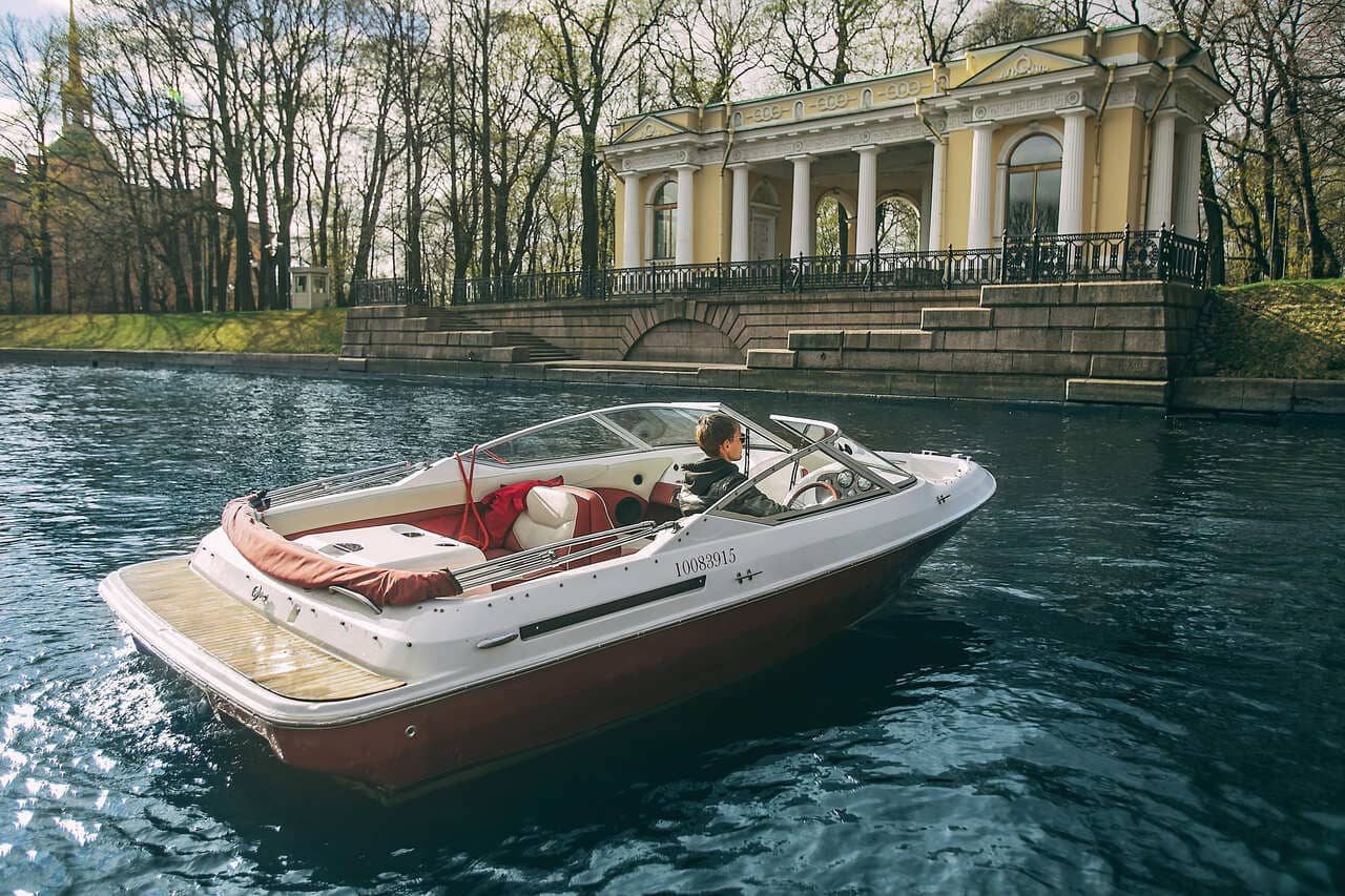 Посадка гостей на катер «Магнум» — причал в центре Петербурга