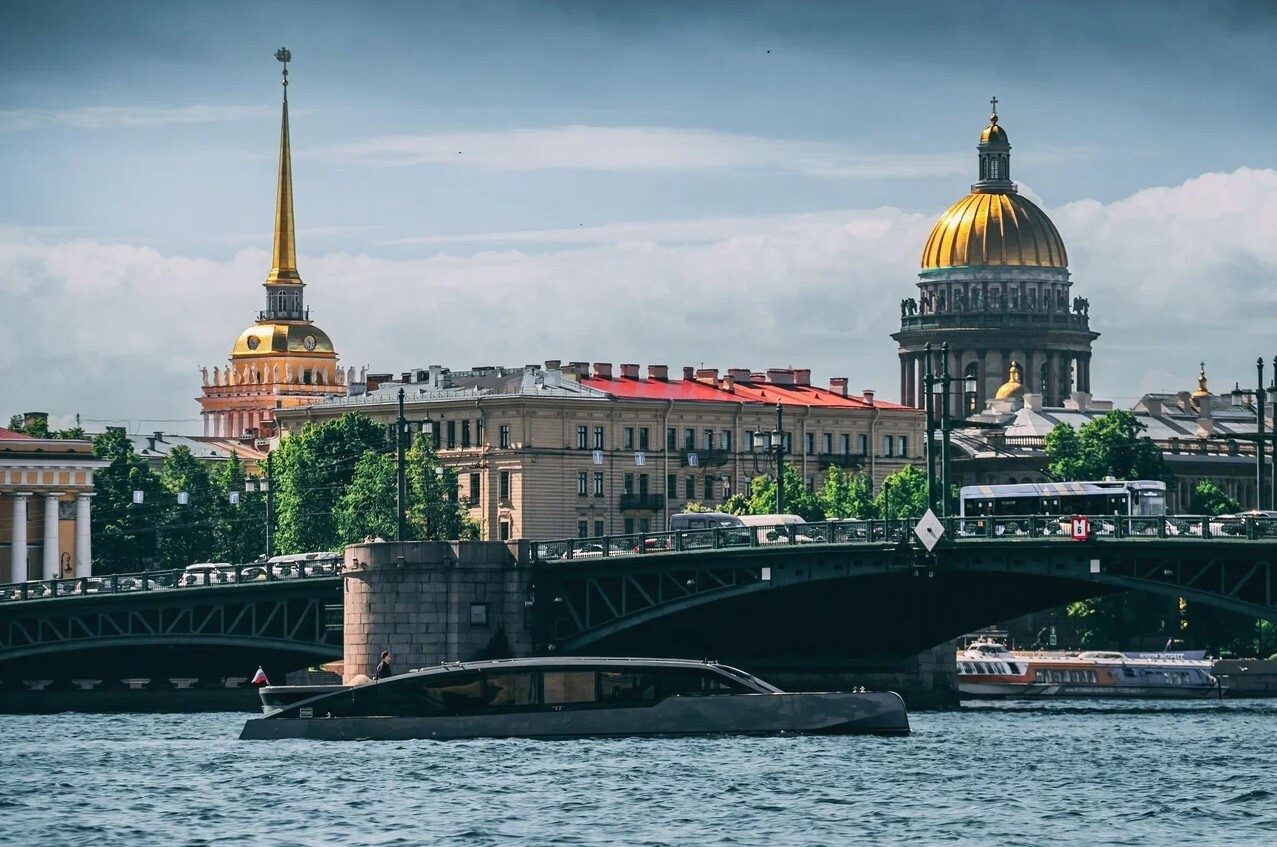Посадка гостей на яхту «Оникс (Onyx)» — причал в центре Петербурга — фото 16