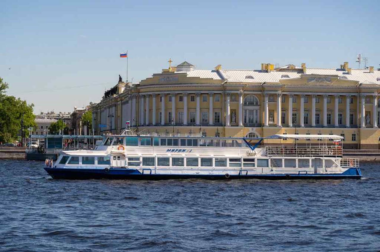 Посадка гостей на теплоход «Мираж» — причал в центре Петербурга