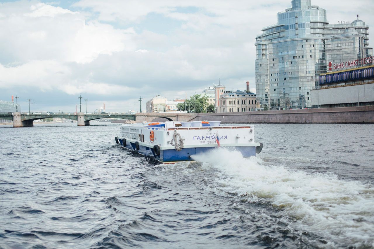 Посадка гостей на теплоход «Гармония» — причал в центре Петербурга — фото 16