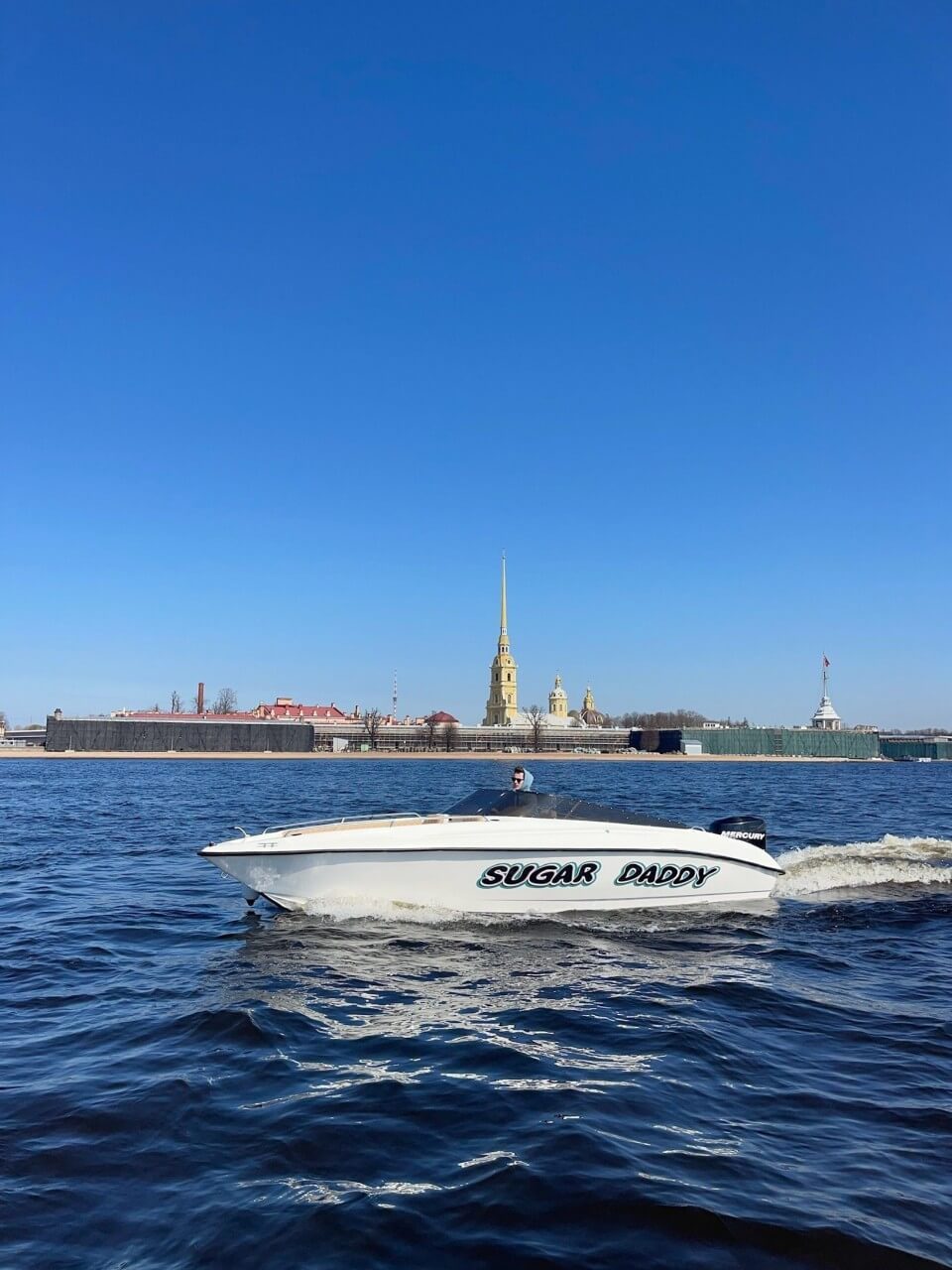 Катер «Шугар Дедди / Sugar Daddy» выходит в Неву — аренда с нашим капитаном
